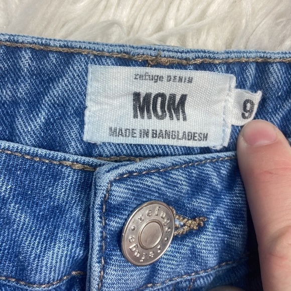 Refuge Denim “Mom” Style Ripped/Distressed Juniors Jeans - Picture 3 of 9